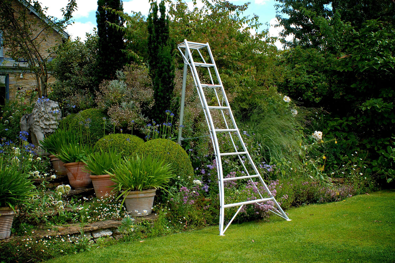 Лестницы для дачи: на что обратить внимание при выборе для уличного использования