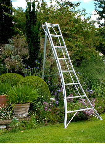 Лестницы для дачи: на что обратить внимание при выборе для уличного использования